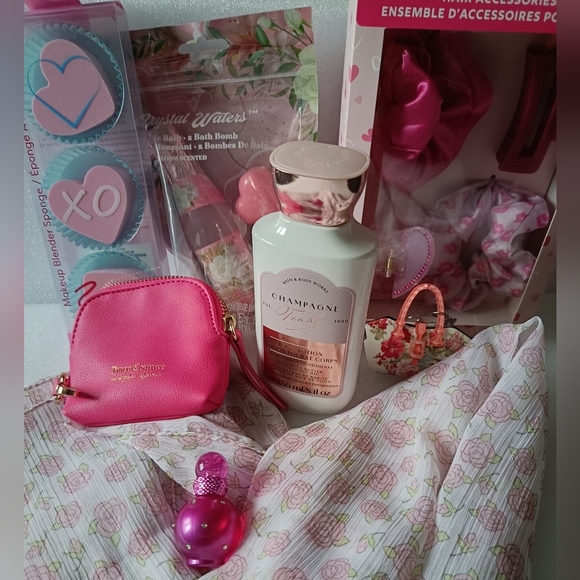 Pink Gift Bundle 8 items Hair Set🌸Scarf🌸Bath Booble🌸Britney Spears 15ml. - Picture 3 of 9